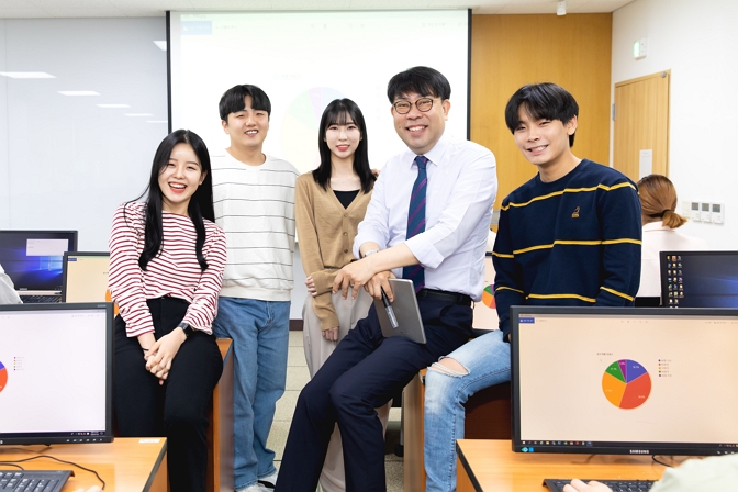 2022년 4월 실습실에서  대표이미지